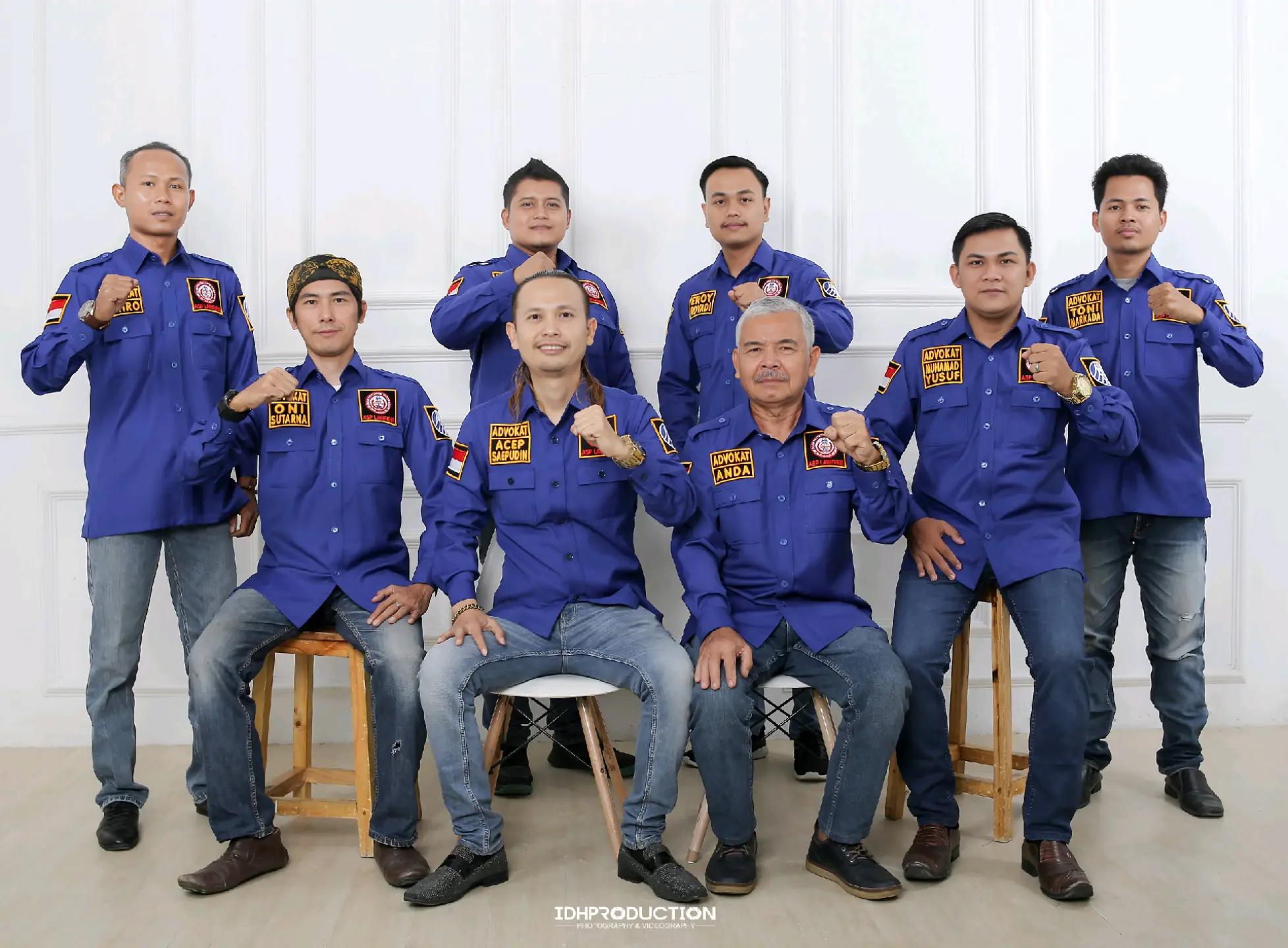Tim Baju Biru Gaya Mengepal